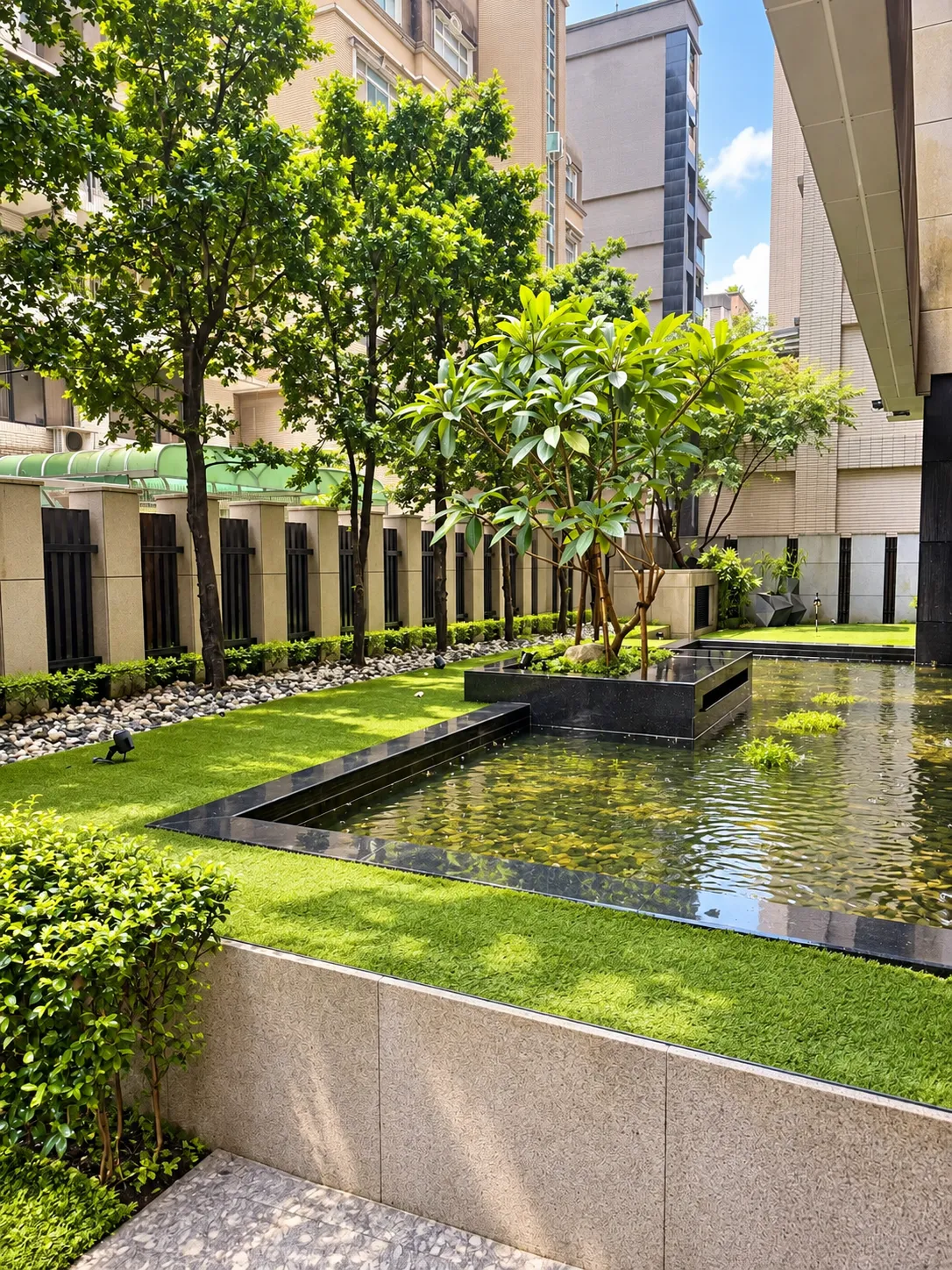 中庭水景:社區中庭綠地、喬木與水景