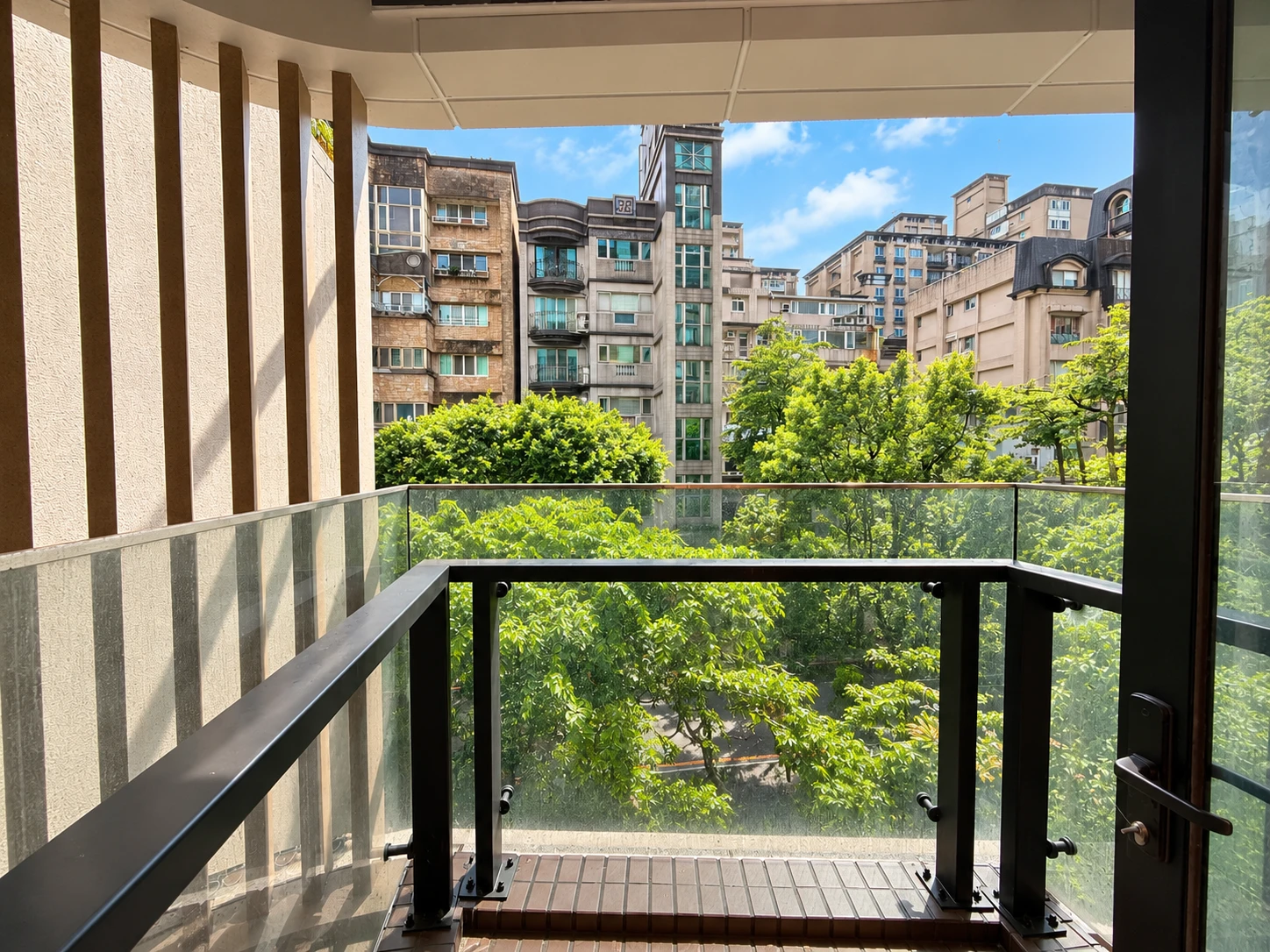 陽台景觀:陽台面向街廓綠蔭與新店市景